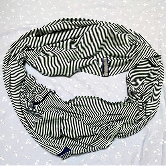 Lululemon infinity scarf- on the move - Picture 3 of 4